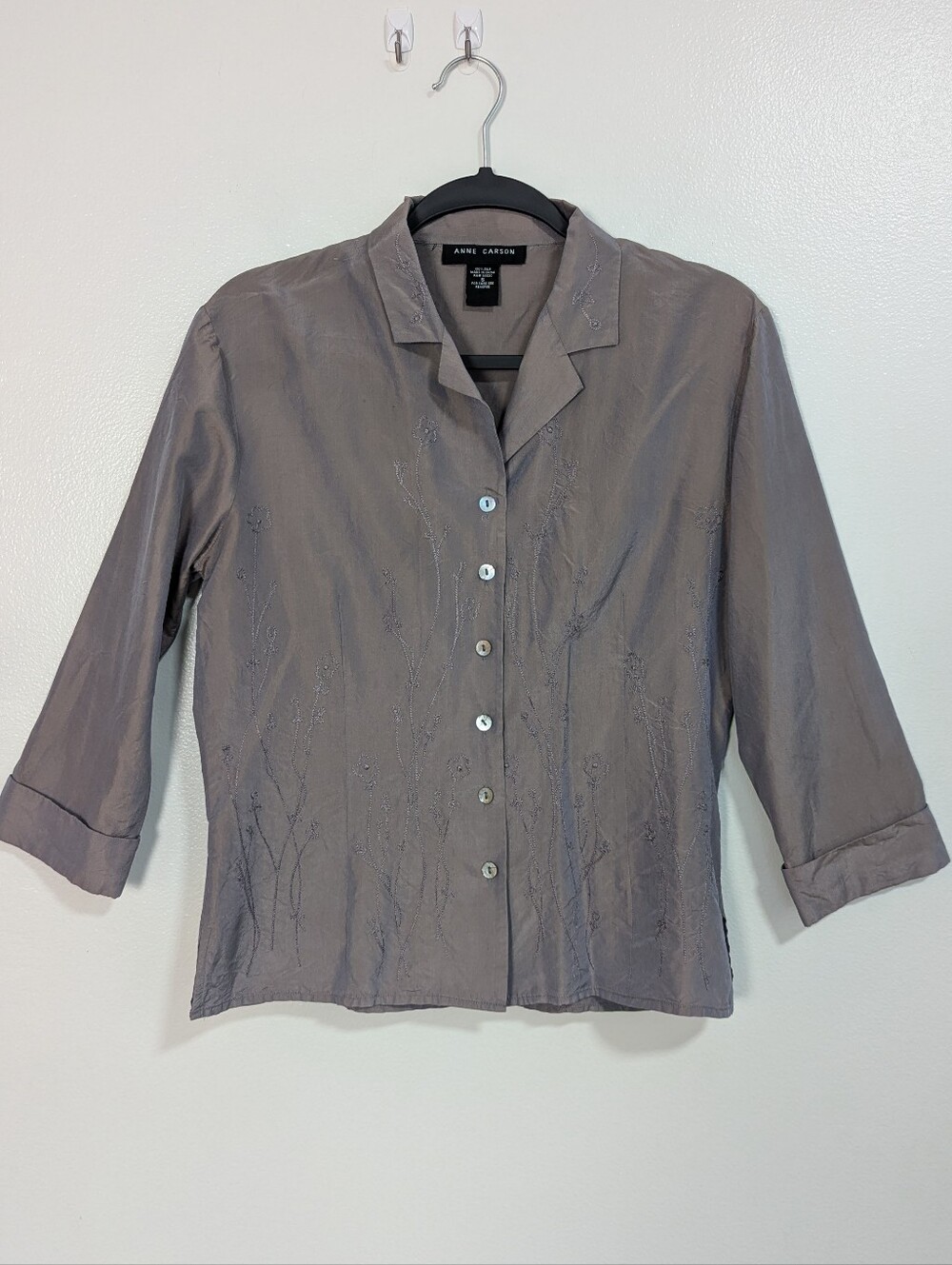 Vintage Y2K Anne Carson Size S 100% Silk Grey Purple Shiny Embroidered Blouse